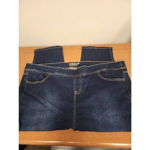 Torrid Crop Jeans Women's Size 4 Jean Crop Denim Pull On Jeans measures approx 4